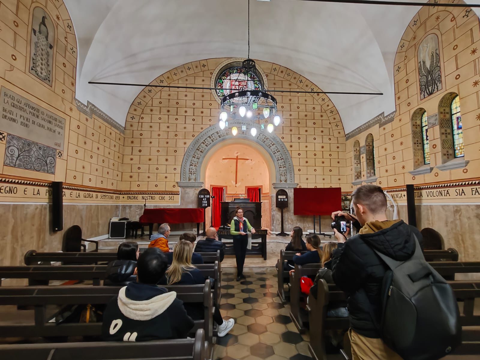 Alunos do ensino médio entre fé, cinema, diálogo. Lucca encontra Roma na igreja batista